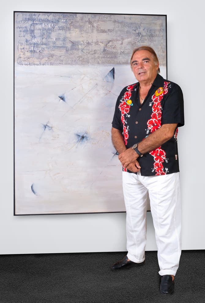 José Antonio Hernández Suárez à côté de l'une de ses œuvres dans son atelier d'Almería