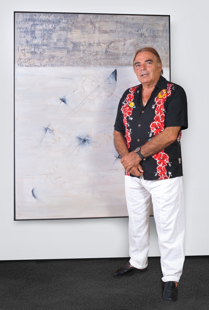 José Antonio Hernández Suárez junto a una de sus obras en su estudio de Almería